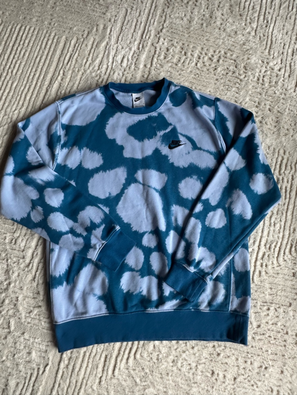 Nike Men’s/Unisex Blue and Light Blue Tie-Dye Crewneck Sweatshirt, Med